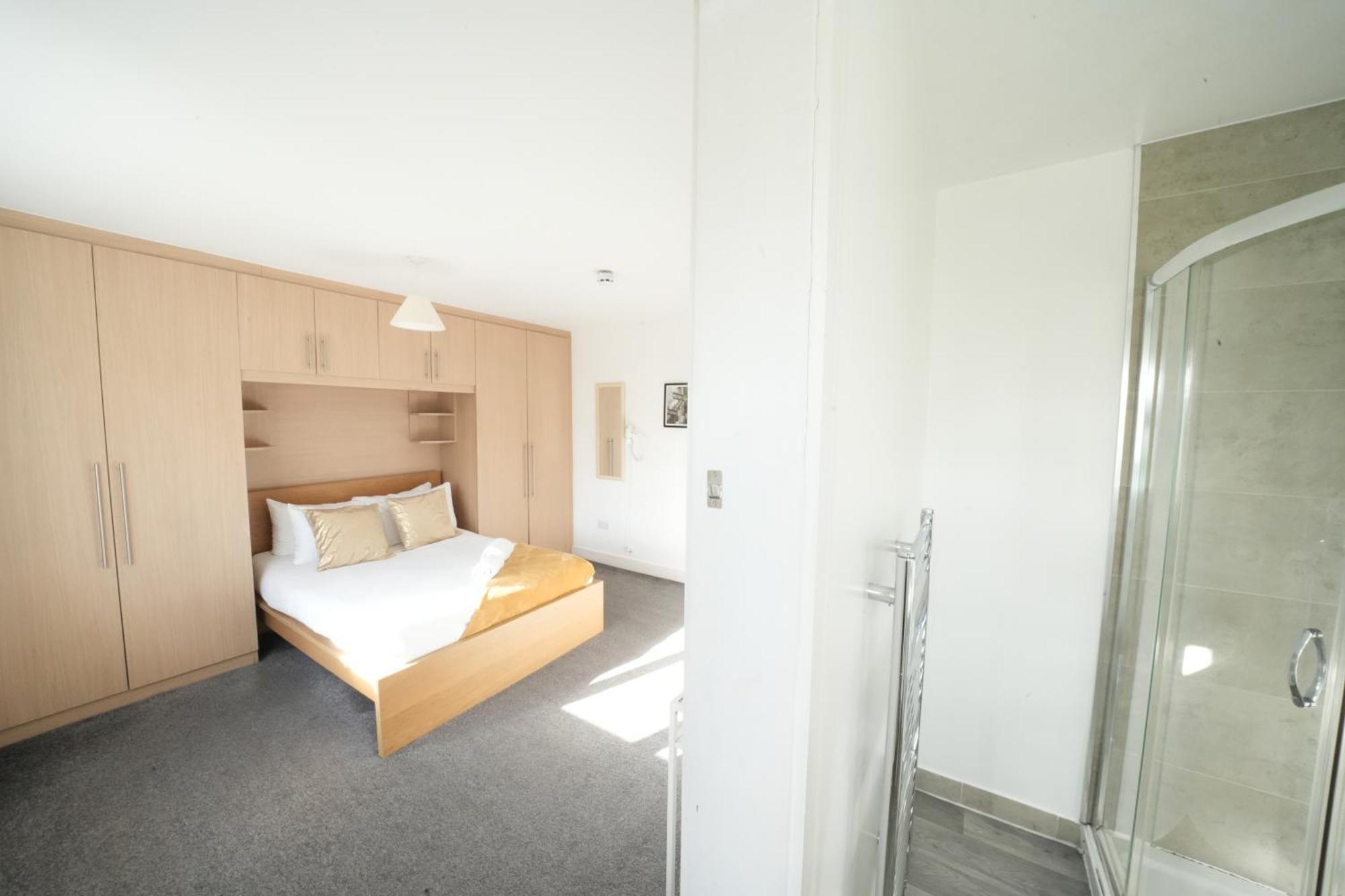 The Great Airport Place-Private Bedrooms With Private Bathroom-1 Bus To Heathrow Airport-5 Minutes By Car- Helpful Advice From Our Team Harmondsworth ภายนอก รูปภาพ