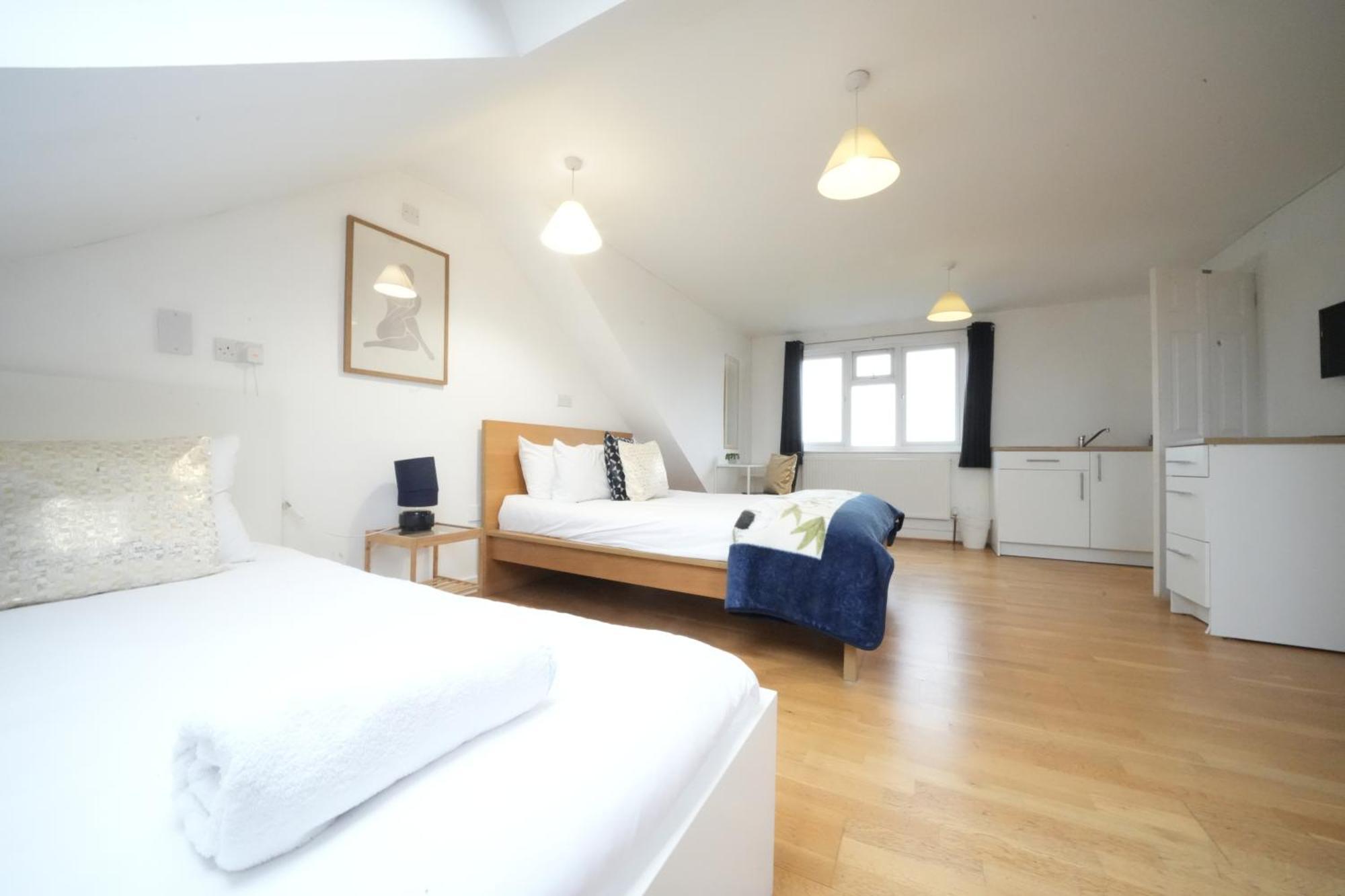 The Great Airport Place-Private Bedrooms With Private Bathroom-1 Bus To Heathrow Airport-5 Minutes By Car- Helpful Advice From Our Team Harmondsworth ภายนอก รูปภาพ