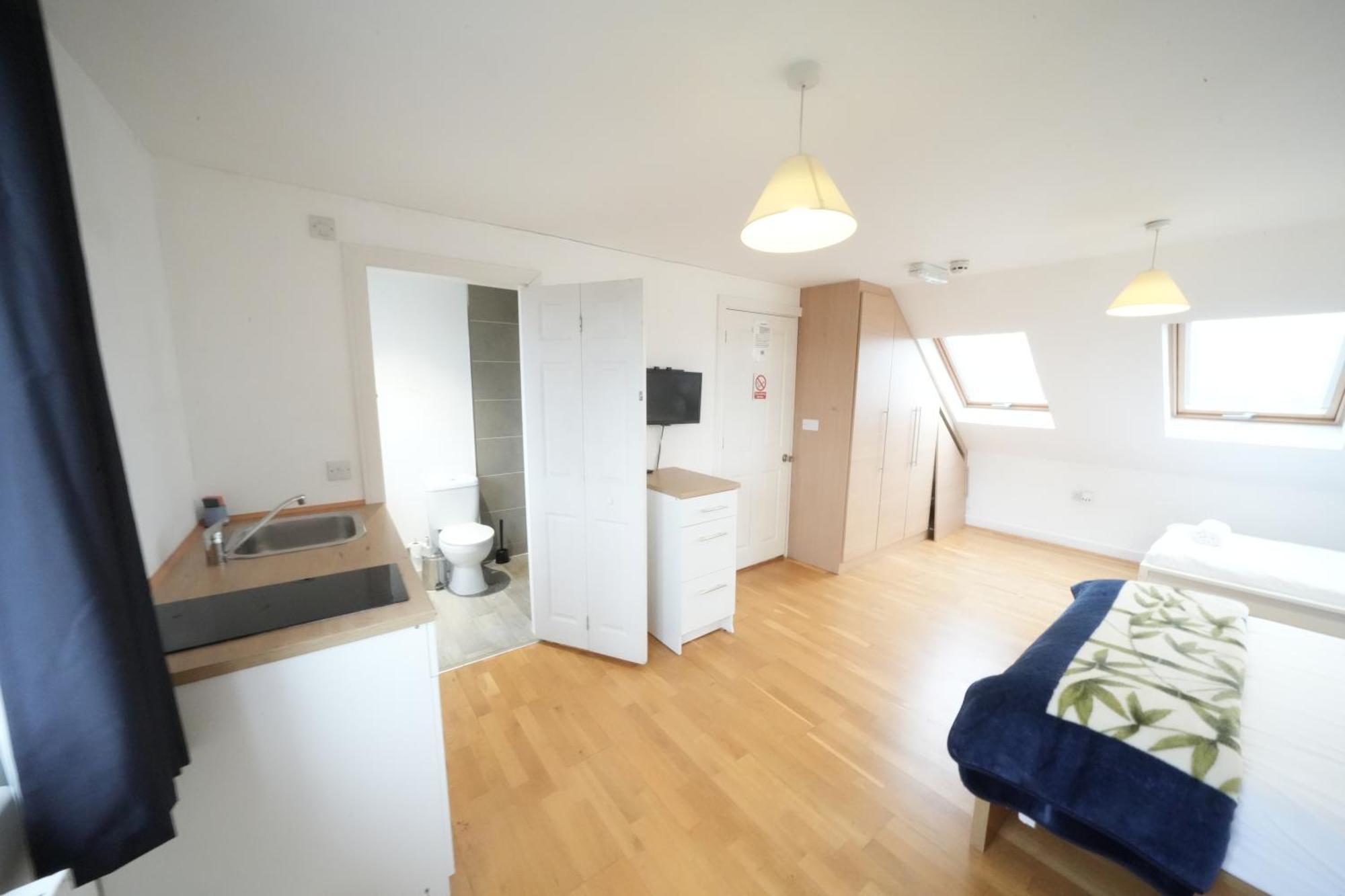 The Great Airport Place-Private Bedrooms With Private Bathroom-1 Bus To Heathrow Airport-5 Minutes By Car- Helpful Advice From Our Team Harmondsworth ภายนอก รูปภาพ