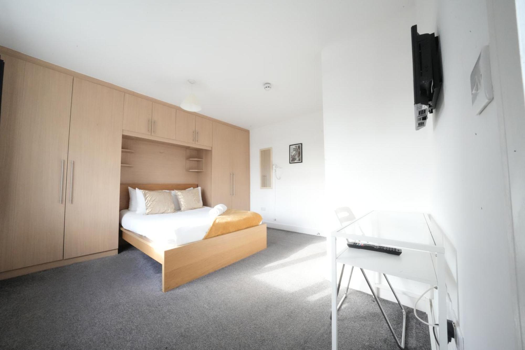 The Great Airport Place-Private Bedrooms With Private Bathroom-1 Bus To Heathrow Airport-5 Minutes By Car- Helpful Advice From Our Team Harmondsworth ภายนอก รูปภาพ