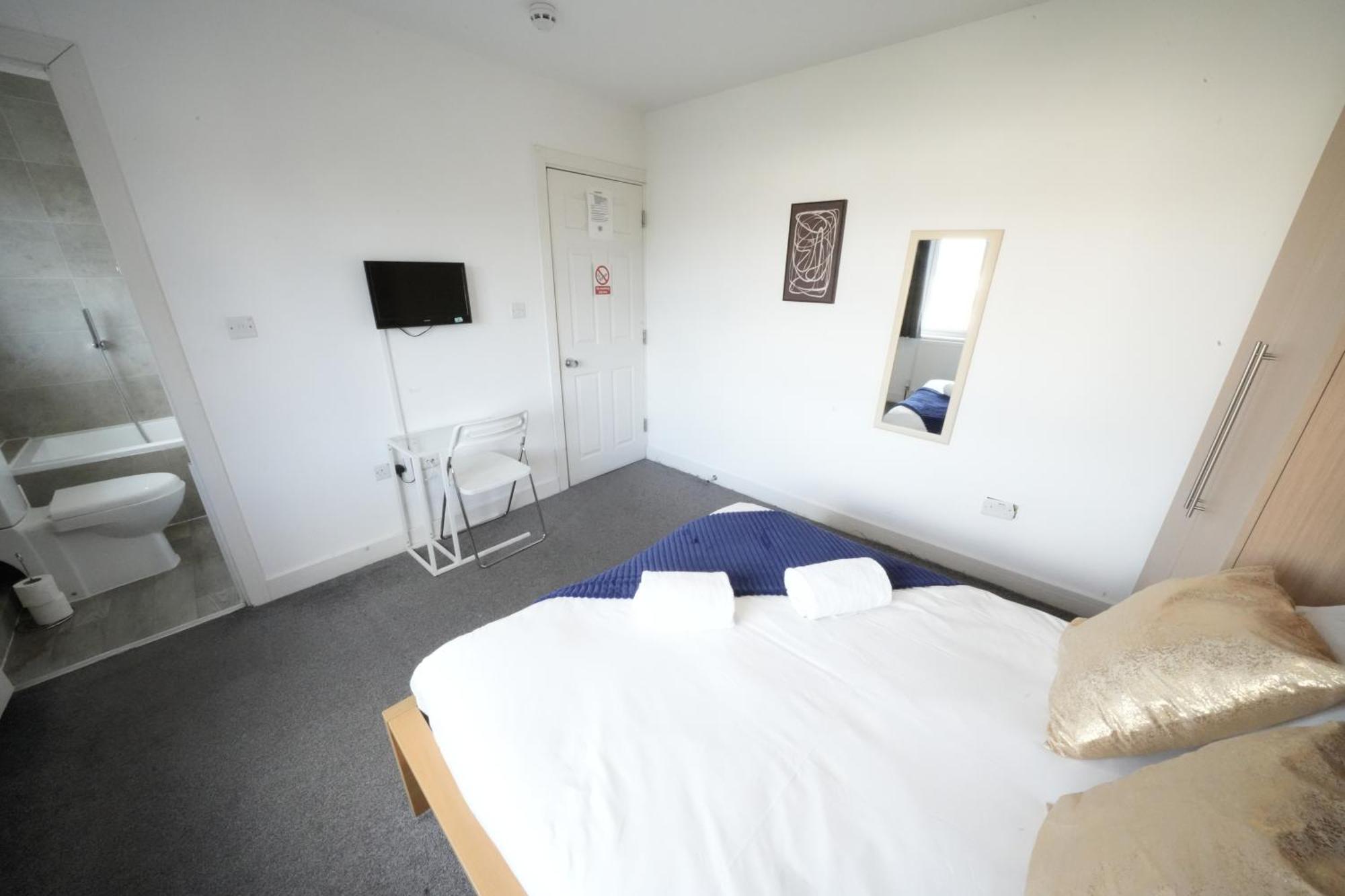 The Great Airport Place-Private Bedrooms With Private Bathroom-1 Bus To Heathrow Airport-5 Minutes By Car- Helpful Advice From Our Team Harmondsworth ภายนอก รูปภาพ