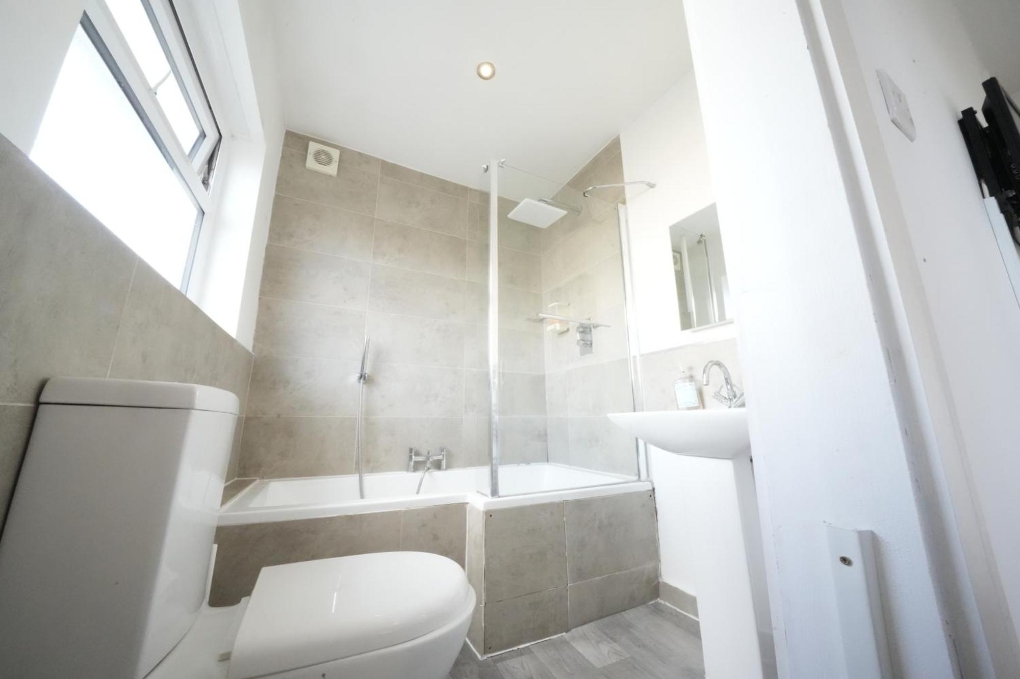 The Great Airport Place-Private Bedrooms With Private Bathroom-1 Bus To Heathrow Airport-5 Minutes By Car- Helpful Advice From Our Team Harmondsworth ภายนอก รูปภาพ