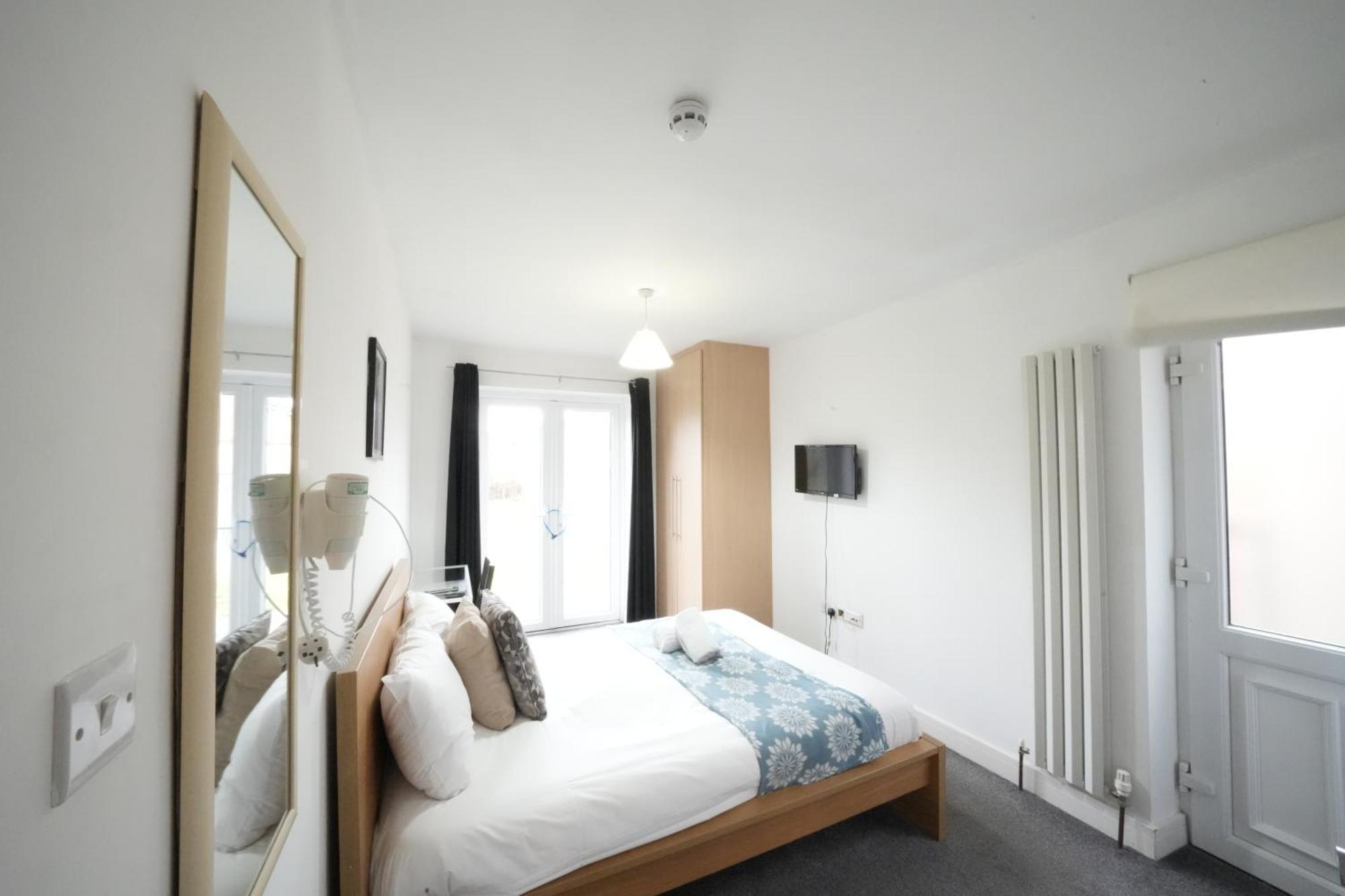 The Great Airport Place-Private Bedrooms With Private Bathroom-1 Bus To Heathrow Airport-5 Minutes By Car- Helpful Advice From Our Team Harmondsworth ภายนอก รูปภาพ