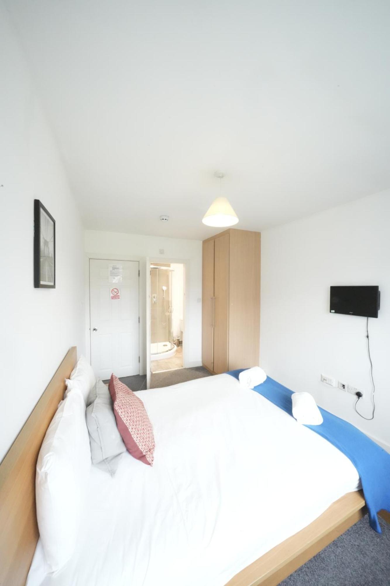 The Great Airport Place-Private Bedrooms With Private Bathroom-1 Bus To Heathrow Airport-5 Minutes By Car- Helpful Advice From Our Team Harmondsworth ภายนอก รูปภาพ