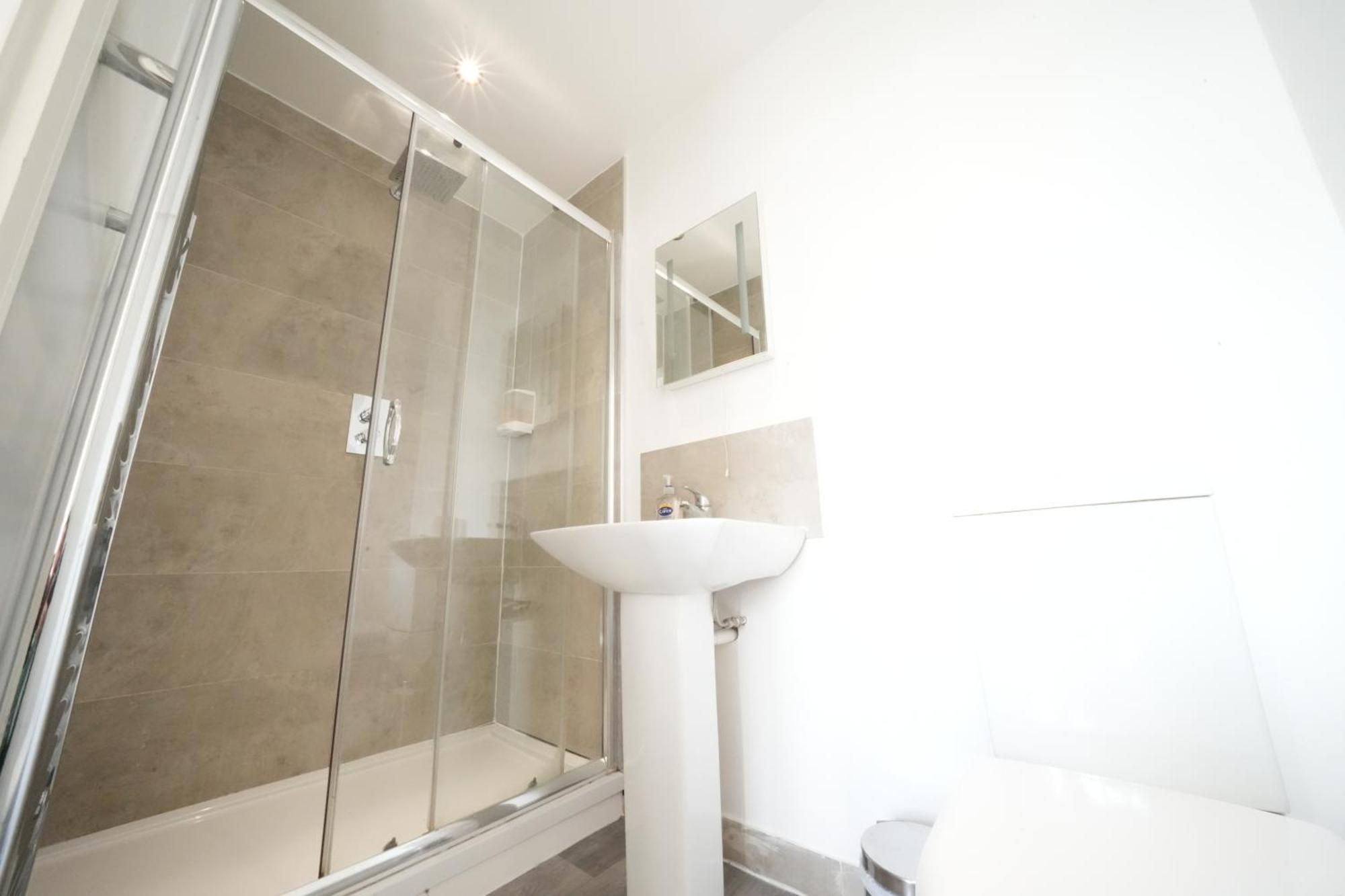 The Great Airport Place-Private Bedrooms With Private Bathroom-1 Bus To Heathrow Airport-5 Minutes By Car- Helpful Advice From Our Team Harmondsworth ภายนอก รูปภาพ