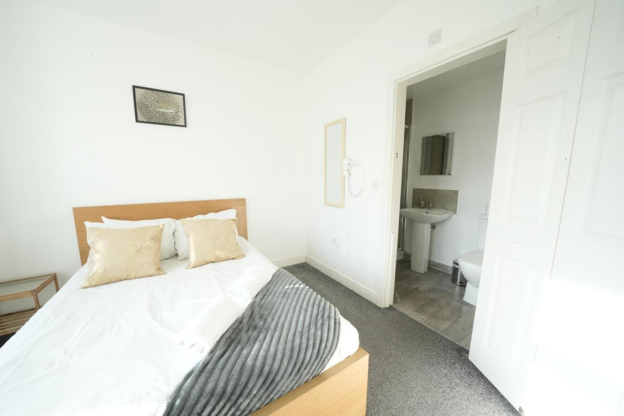 The Great Airport Place-Private Bedrooms With Private Bathroom-1 Bus To Heathrow Airport-5 Minutes By Car- Helpful Advice From Our Team Harmondsworth ภายนอก รูปภาพ